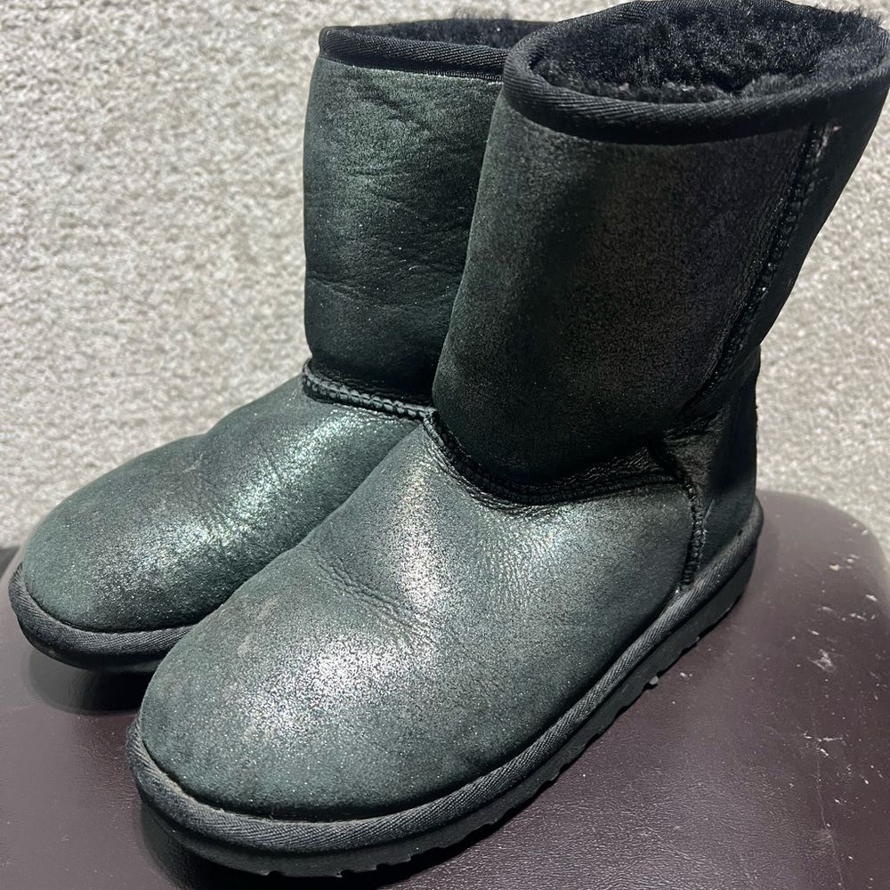 UGG Short Winter Boots Big Girls Youth Size 5 Black Sheepskin Glitter
